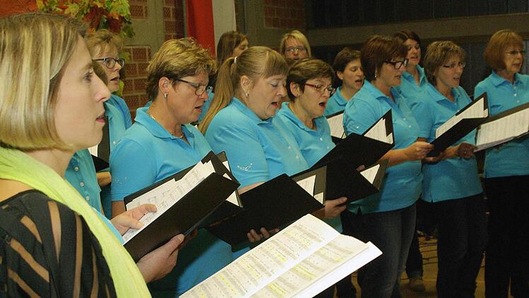 Mit "I'm singing in the rain" startete der Fuschter Chor (Foto) die Zeitreise durch 90 Jahre des Jubiläumsvereins.  Foto: Winfried Ehling