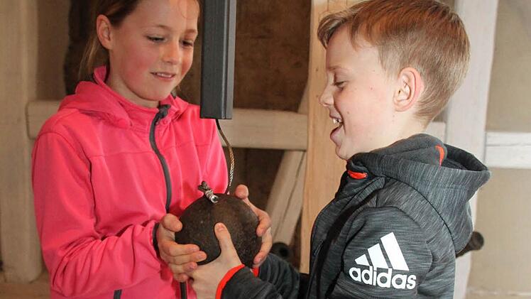 Man ist die schwer: Hanna und Leo mit einer fast zehn Kilogramm schweren Kanonenkugel.