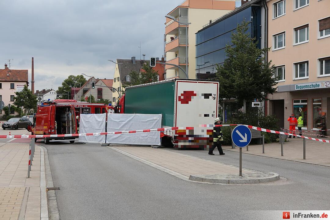 Seniorin von Lkw erfasst und ueberrollt - Ortsdurchfahrt von Stein komplett gesperrt