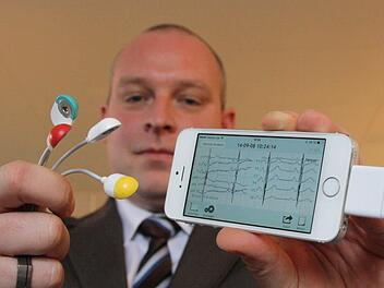 ZTM-Geschäftsführer Sebastian Dresbach zeigt, wie einfach die Anwendung ist. Foto: Ralf Ruppert