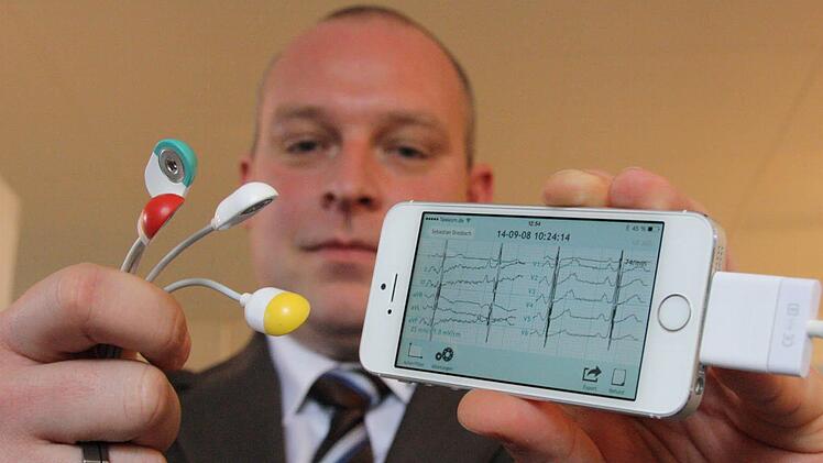 ZTM-Geschäftsführer Sebastian Dresbach zeigt, wie einfach die Anwendung ist. Foto: Ralf Ruppert