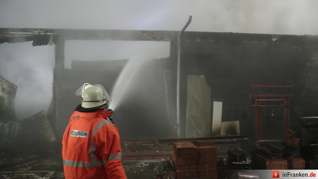 Lagerhallerhallenbrand hielt Feuerwehr in Atem - Großbrand fordert hohen Sachschaden