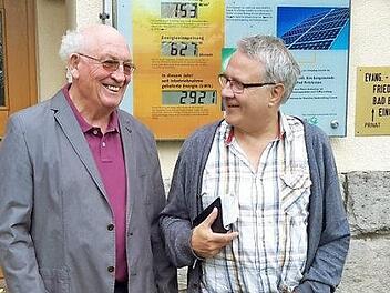 Herzliche Begrüßung vor dem evangelischen Pfarramt am Auerhahnweg: Pastor Gerd Kirchner (rechts) heißt den Kur- und Urlauberseelsorger Günter Nickel willkommen. Der 77-Jährige ist bis Ende August in Bad Brückenau und wird auch Gottesdienste abhalten.  Foto: Rolf Pralle