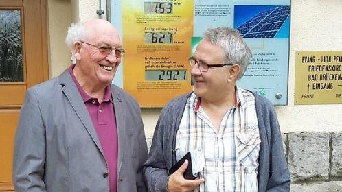 Herzliche Begrüßung vor dem evangelischen Pfarramt am Auerhahnweg: Pastor Gerd Kirchner (rechts) heißt den Kur- und Urlauberseelsorger Günter Nickel willkommen. Der 77-Jährige ist bis Ende August in Bad Brückenau und wird auch Gottesdienste abhalten.  Foto: Rolf Pralle