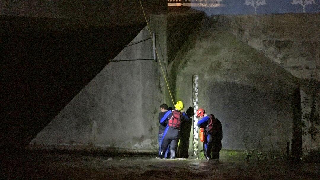 Mann stand plötzlich im Wasser