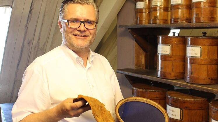 Gernot Priesner auf dem Kräuterboden der Apotheke: Der Schwammpilz wurde einst wegen seiner blutungsstillenden Wirkung eingesetzt. Ulrike Nauer (2)/ Repro: Gernot Priesner (1)