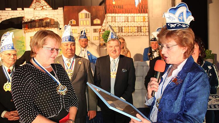Senatspräsidentin Doris  Riedel (rechts) ernannte die Mainleuser Gemeinderätin Hannelore Lindner zur  Senatorin des MCC.