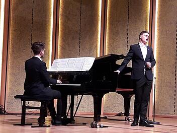 Leon Dreher ist erst 19 Jahre alt. Der Bad Kissinger begeisterte im Rossini-Saal als Tenor. Begleitet wurde er von Kilian Langrieger. Foto: Hartmut Hessel