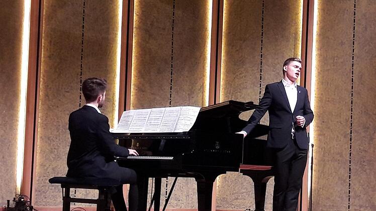 Leon Dreher ist erst 19 Jahre alt. Der Bad Kissinger begeisterte im Rossini-Saal als Tenor. Begleitet wurde er von Kilian Langrieger. Foto: Hartmut Hessel