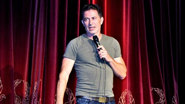 Kabarettist Rolf Miller auf der B&uuml;hne des Kurtheaters. Werner Vogel
