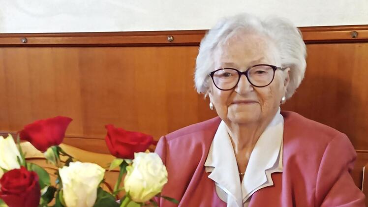 Von Machtilshausen ist Paula Kn&uuml;ttel 2020 ins Seniorenheim nach Oerlenbach gezogen, wo sie jetzt im Kreise ihrer Familie ihren 90. Geburtstag feierte.
