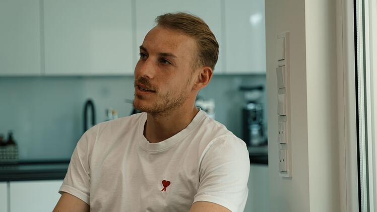 Sie haben es durchgezogen: Timo Becker ist einer der Kronzeugen in der Sky-Doku "Mythos Schalke - Ein Leben lang". Er erz&auml;hlt immer wieder davon, wie sich die atemberaubende j&uuml;ngste Saison aus Sicht der Spieler anf&uuml;hlte.