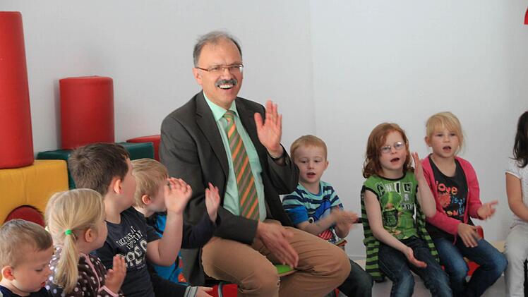 Die Kinder haben für Bürgermeister Johannes Wegner ein Bild gemalt. Foto: Heike Beudert