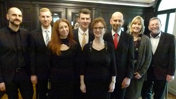 Familien-Power steht hinter der Investition (v.l.): Steffen Sommer, Simon Sommer, Ina Sommer, Louis Sommer, Marion Sommer, Volker Sommer, Birgit Weber, Hans-Heinrich Eidt.