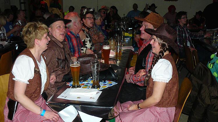 Schunkelrunden heizten die Stimmung noch an. Foto: Klaus-Peter Wulf