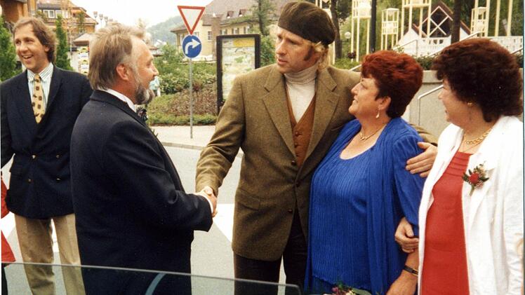 Diesen Hochzeitstag vergisst man nicht: Thomas Gottschalk gratuliert 1995 Günter und Anita Wohlrath, die er in Kulmbach zufällig auf der Straße getroffen hat. Links sein Bruder Christoph Gottschalk. Foto: privat