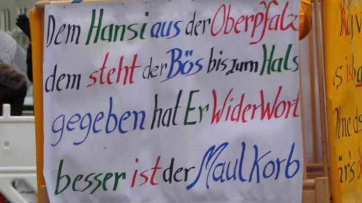 In eigener Sache: Stadtrat Hartmut Bös trägt Maulkorb. Foto:Ulrike Müller