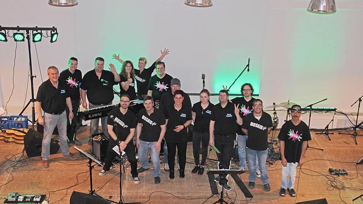 Zusammen stark: Band- und Crew-Mitglieder nach einem Mosaik-Auftritt Anfang 2017. Foto: Diana Fuchs