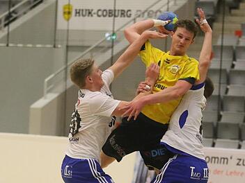 Der Coburger Lukas Dude (Mitte) war mit sechs Treffern nur selten von den G&auml;sten zu b&auml;ndigen.  Foto: Iris Bilek