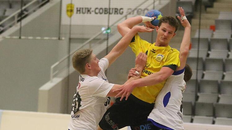 Der Coburger Lukas Dude (Mitte) war mit sechs Treffern nur selten von den G&auml;sten zu b&auml;ndigen.  Foto: Iris Bilek