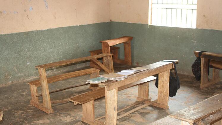 Die Schulbänke sind selbst gezimmert.  Foto: privat