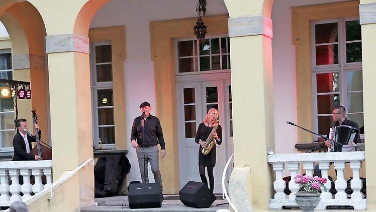 Das Konzert im Innenhof der Jägersburg  Foto: Mathias Erlwein