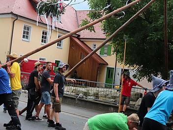 Die Burschen stellen den Baum auf.   Fotos: Johanna Blum