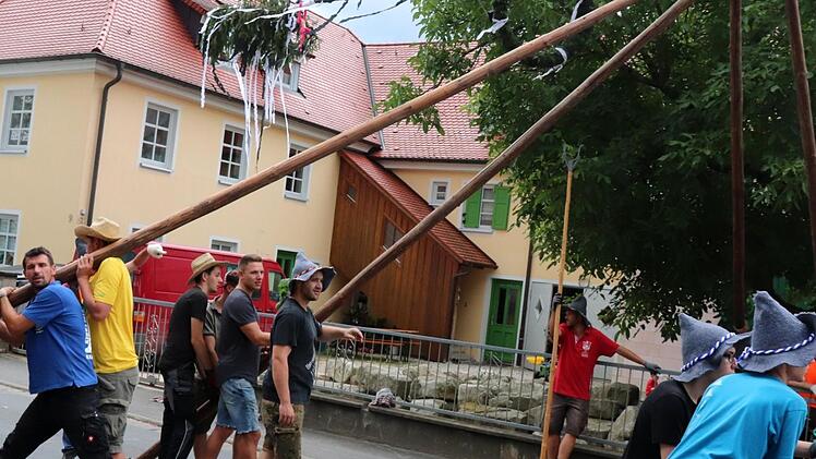 Die Burschen stellen den Baum auf.   Fotos: Johanna Blum