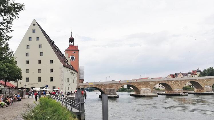 Der denkmalgeschützte Salzstadel aus dem Jahr 1620, direkt an der im Jahr 1135 gebauten Steinernen Brücke, beherbergt seit 2011 das Regensburger Unesco-Welterbe-Besucherzentrum. Sigismund von Dobschütz