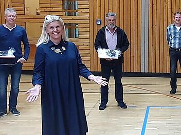 Von sechs Gemeinderäten musste sich Susanne Grebner verabschieden. Und das nicht nur mit Anstand, sondern vor allem mit Abstand. Von links: Stefan Montag, Susanne Grebner, Artur Welsch und  Jürgen Hempfling. Auf dem Bild fehlen  Petra Öhring, Werner Gareis und Oswald Letsch.Maria Löffler