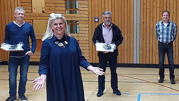 Von sechs Gemeinderäten musste sich Susanne Grebner verabschieden. Und das nicht nur mit Anstand, sondern vor allem mit Abstand. Von links: Stefan Montag, Susanne Grebner, Artur Welsch und  Jürgen Hempfling. Auf dem Bild fehlen  Petra Öhring, Werner Gareis und Oswald Letsch.Maria Löffler