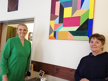 Susanne Hanshans (rechts) und Claudia Kind freuen sich über die laufende Ausstellung im Altstadtcafé. Foto: Heike Beudert