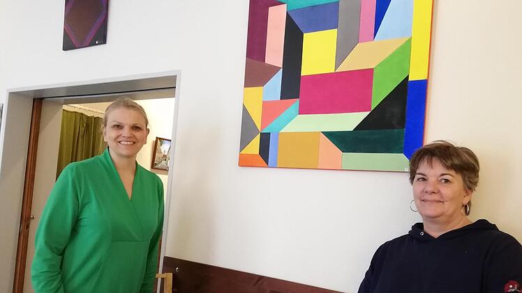 Susanne Hanshans (rechts) und Claudia Kind freuen sich über die laufende Ausstellung im Altstadtcafé. Foto: Heike Beudert