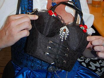 Wer hier erstmal doppelt sieht, hat vielleicht die raffinierte Tasche von Christine Gehring noch nicht richtig erkannt. Sie ist schwarz und sieht aus wie das Oberteil eines Dirndls. Fotos: Oliver Schmidt