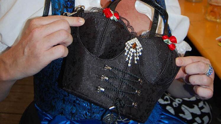 Wer hier erstmal doppelt sieht, hat vielleicht die raffinierte Tasche von Christine Gehring noch nicht richtig erkannt. Sie ist schwarz und sieht aus wie das Oberteil eines Dirndls. Fotos: Oliver Schmidt