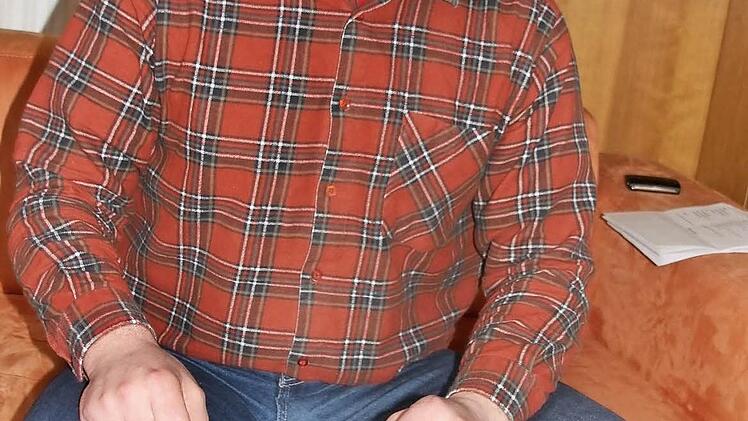 Ziemlich frustriert macht sich Stephan Zöller über den Stapel an Antragsformularen her, den er nunmehr zum vierten Mal ausfüllt. Foto: Ralf Kestel