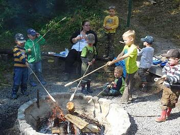 Lagerfeuer mit Stockbrot rösten war eine der Attraktionen, die im Rahmen des Waldprojektes geboten wurden. Foto: Kindergarten