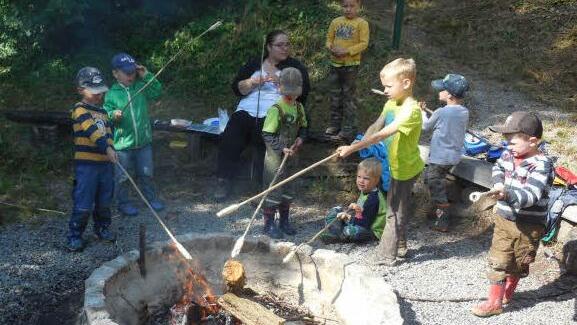Lagerfeuer mit Stockbrot rösten war eine der Attraktionen, die im Rahmen des Waldprojektes geboten wurden. Foto: Kindergarten