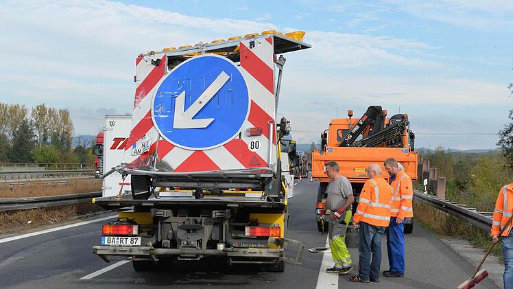 Der kaputte "Warnleitanhänger" wird mit einem Abschleppwagen abtransportiert. Foto: Ronald Rinklef
