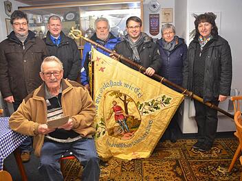 Sie geben die Hoffnung nicht auf. Der Vorstand des Gesangvereins "Liederkranz" Gundelsdorf mit einigen Neumitgliedern und ihrer Vereinsfahne aus dem Jahr 1928: Ehrenmitglied Kurt Bausenwein (sitzend) sowie (stehend von links) Werner Reinhardt (Vorsitzender), Marco Wich (Neumitglied und Kassier), Stefan Porzelt (Neumitglied), Sven Schuster (Neumitglied), Elisabeth Reinhardt, Sabine Porzelt (Neumitglied). Foto: Hofmann