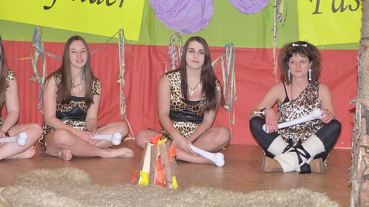 Als Neandertaler kamen die Akteure zu Beginn der fast fünfstündigen Sitzung auf die Bühne.