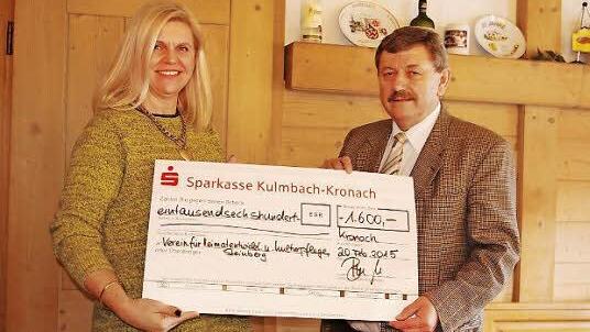 Heiner Eidloth übergibt Bürgermeisterin Susanne Grebner die Spende.