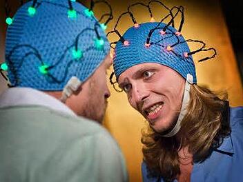 Florian Berndt und Johannes Leichtmann in eine Szene von "Amygdala", dem aktuellen Stück des Theaters Wildwuchs.  Foto: Denis Meyer/Wildwuchs