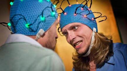 Florian Berndt und Johannes Leichtmann in eine Szene von "Amygdala", dem aktuellen Stück des Theaters Wildwuchs.  Foto: Denis Meyer/Wildwuchs