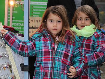 Johanna (vorne) und ihre Zwillingsschwester Maria schlenderten am Sonntagnachmittag mit ihren Großeltern durch die Stadt. Foto: Ulrike Müller