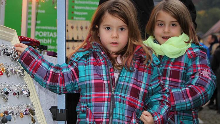 Johanna (vorne) und ihre Zwillingsschwester Maria schlenderten am Sonntagnachmittag mit ihren Großeltern durch die Stadt. Foto: Ulrike Müller