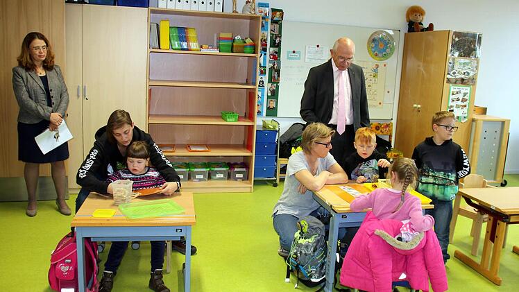Bei seinem Besuch des Neubaus des oberfränkischen Förderzentrums für Schüler mit Körperbehinderungen auf der Bertelsdorfer Höhe ging Bezirkstagspräsident Dr. Günther Denzler (im Hintergrund rechts) am Dienstag auch in die erste Klasse. Während der Stationenarbeit brachten Karin Sladky (am rechten Tisch) und Katrin Lösch (am Tisch links) gerade den ABC-Schützen Adrian, Leon, Laura und Lisa (von rechts) den Buchstaben "I" näher. Angela Trautmann-Janovsky (Sozialverwaltung, rechts vorn) sowie Dr...