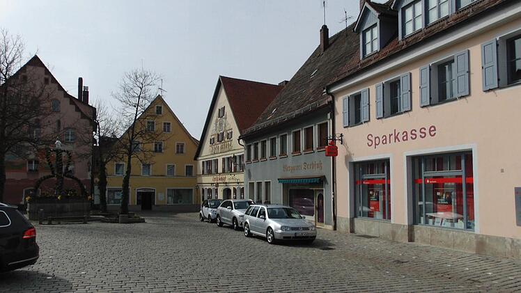 Der Marktplatz in Gräfenberg mit der "Alten Post" (Mitte) Foto: Petra Malbrich