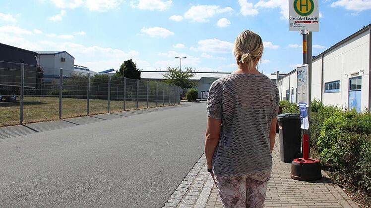 Die provisorische Haltestelle im Gremsdorfer Gewerbegebiet liegt etwas abgelegen. Bei Dunkelheit haben nicht nur Frauen hier Angst. Foto: Andreas Dorsch