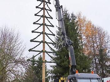 Mit einem Lkw-Kran wurde der drei Tonnen schwere Koloss in Marienweiher aufgestellt. Foto: Klaus-Peter Wulf